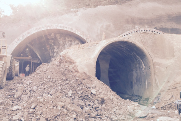 武靖高速公路第三合同段矮子寨隧道顺利进洞