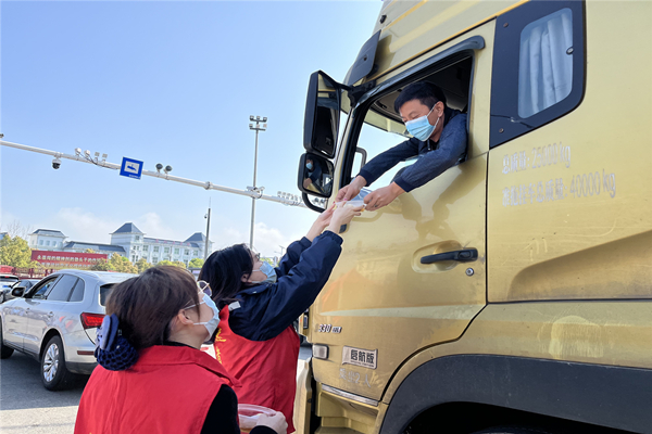 五里牌收费站为货车司机送土鸡蛋。_副本.jpg