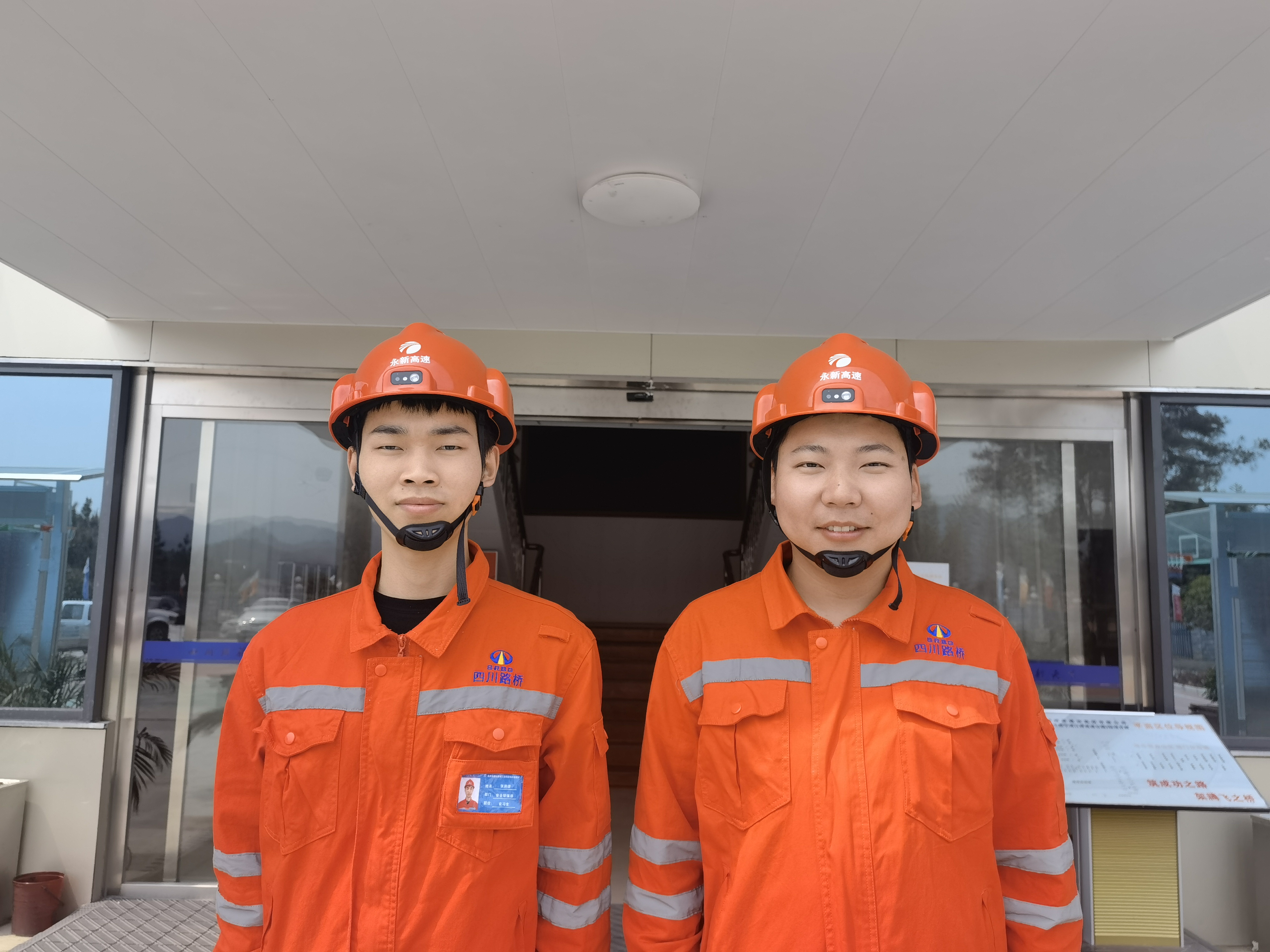 智能安全帽佩戴展示1.jpg