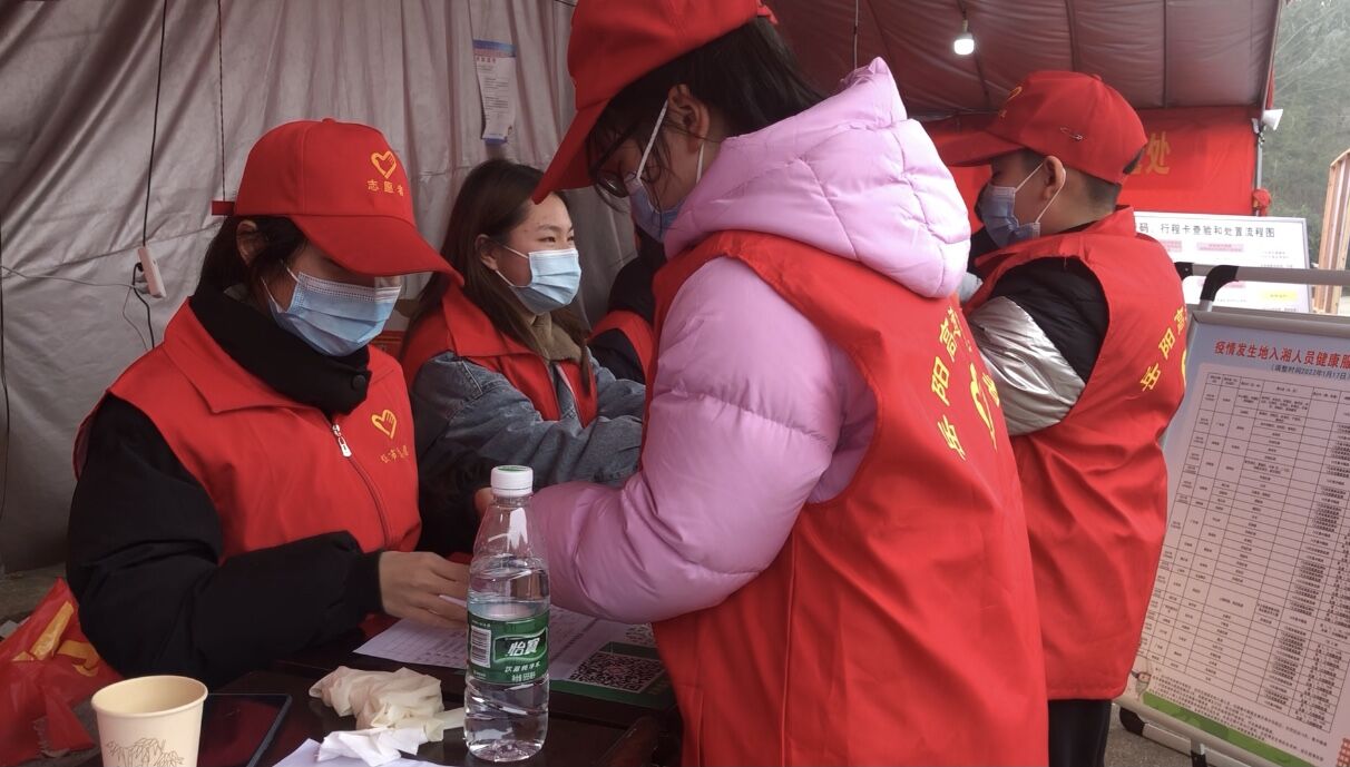 小小志愿者参加志愿服务活动.jpg 小小志愿者参加志愿服务活动.jpg