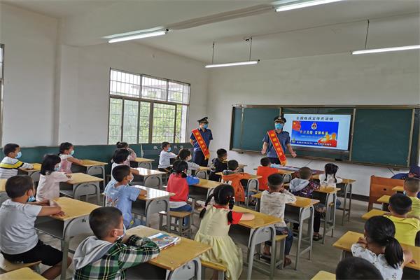 路政宣传进学校1 - 副本.jpg