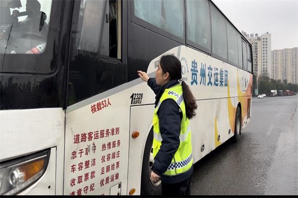 1.工作人员提醒司乘系好安全带 - 副本.jpg