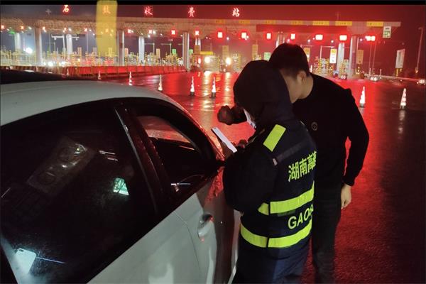 2.工作人员帮助司机设置最佳导航路线 - 副本.jpg