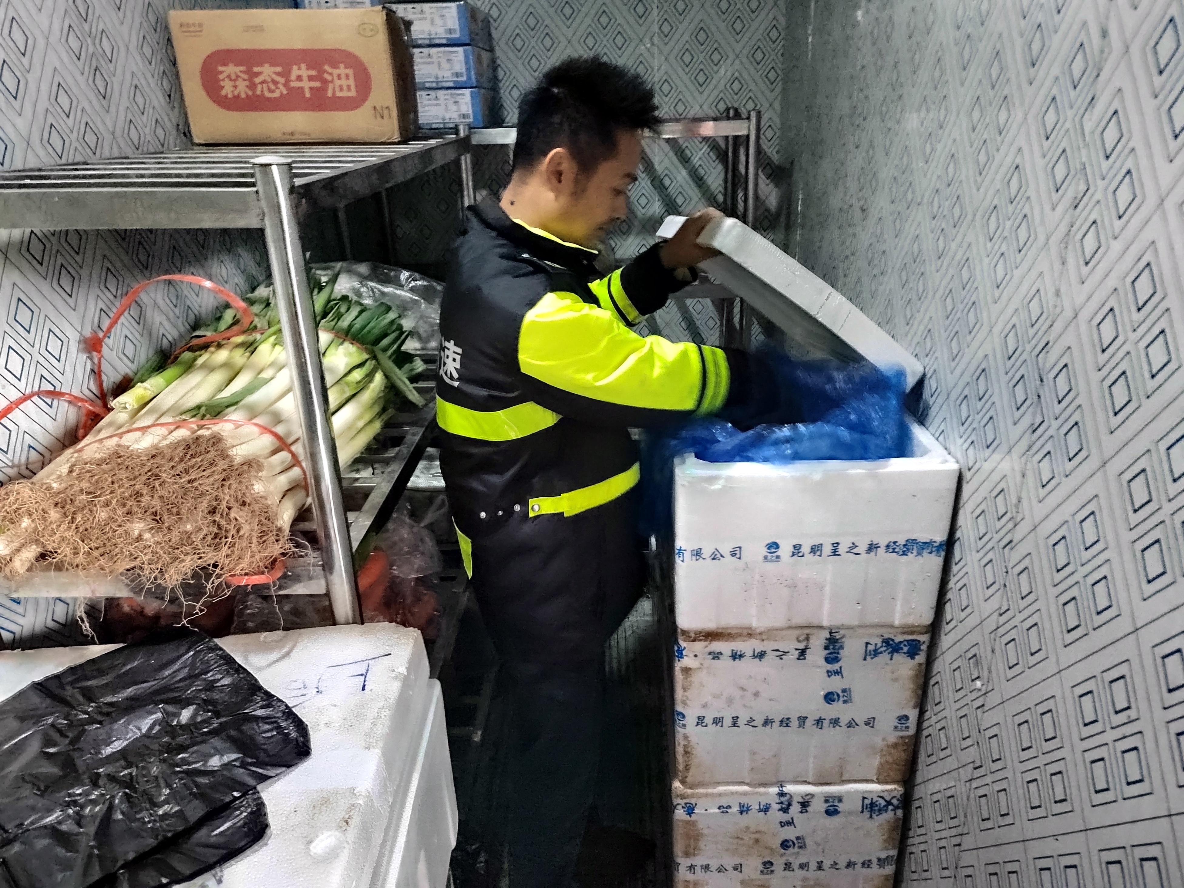 永顺管理所工作人员检查服务区物资储备情况.jpg 永顺管理所工作人员检查服务区物资储备情况.jpg