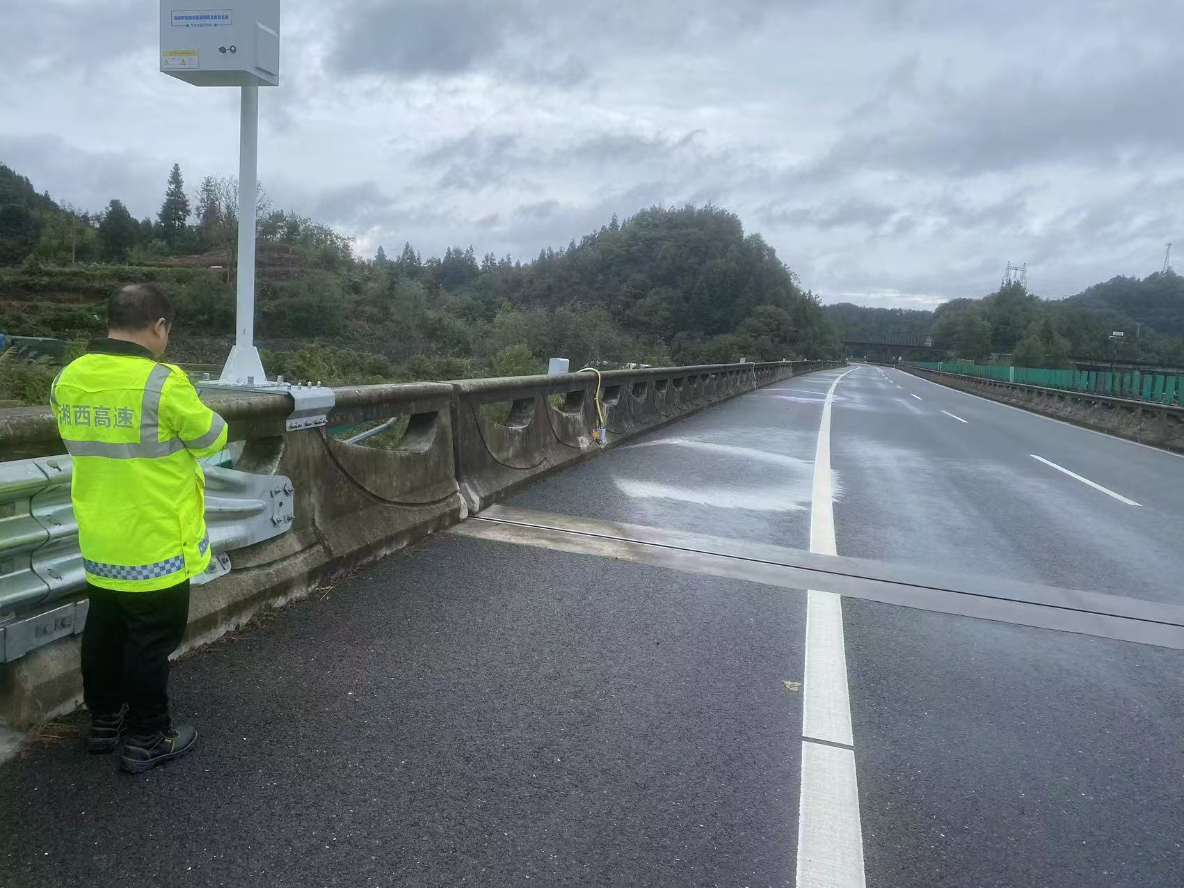 吉首管理所工作人对智能融冰系统进行试机.jpg 吉首管理所工作人对智能融冰系统进行试机.jpg