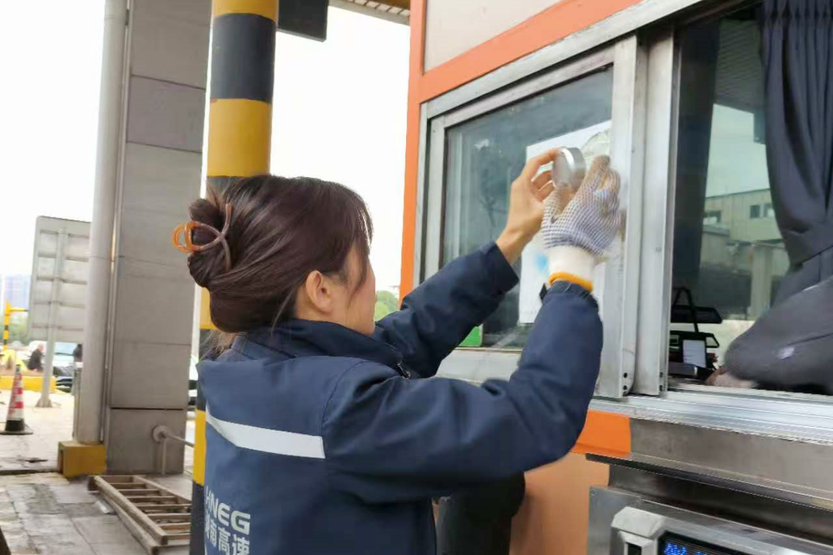 谭娟安装扩音麦_ 已调整.png 谭娟安装扩音麦_ 已调整.png