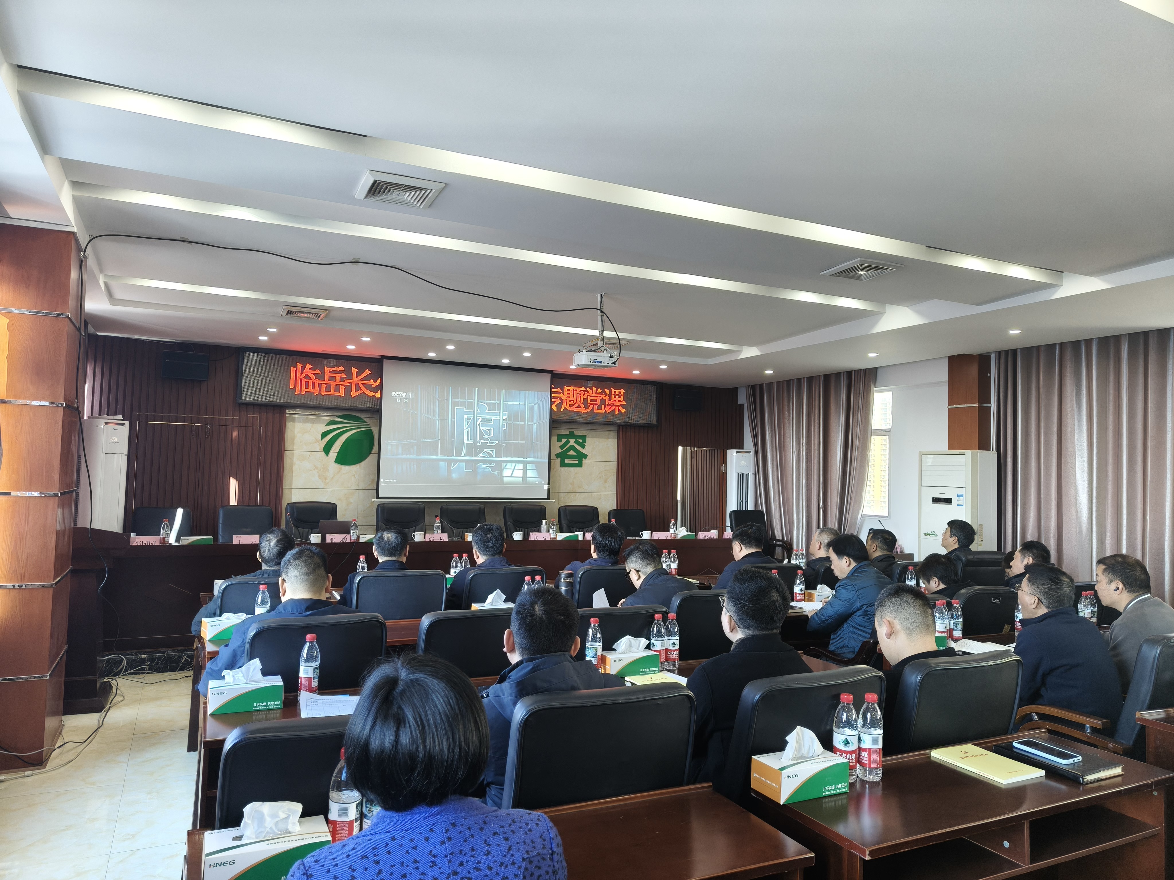 看“一步不停歇 半步不退让”专题片第一集.jpg